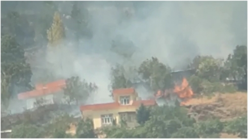 Ji ber topbarana Tirkiyê xaniyên gundê Mêrgereş dişewitin